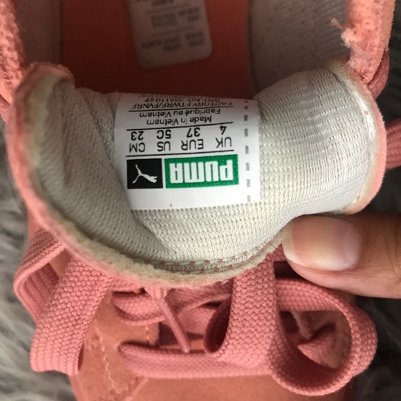Brand New Puma Suedes size 4 - Picture 3 of 4